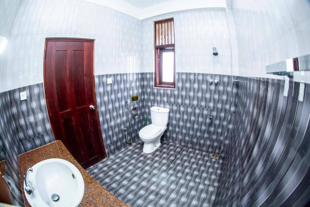 Hotel Blue Bird ネゴンボ エクステリア 写真